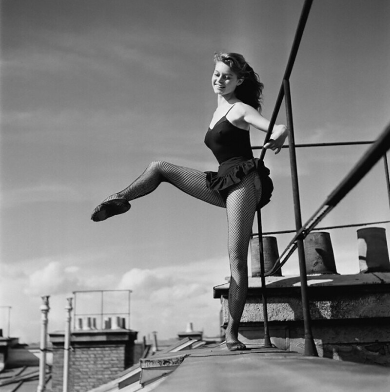 18-летняя Бриджит Бардо танцует на крыше. 1952 год