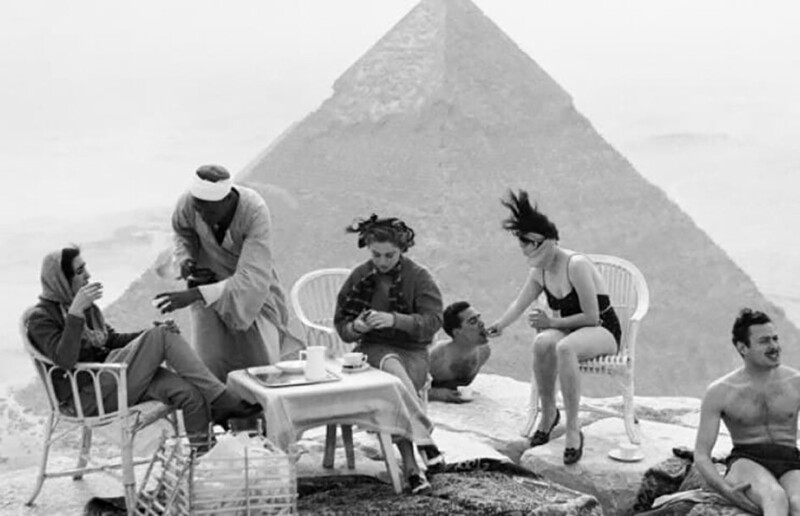 Туристы, усевшиеся загорать на одной из Великих пирамид, расположенной на плато Гиза
