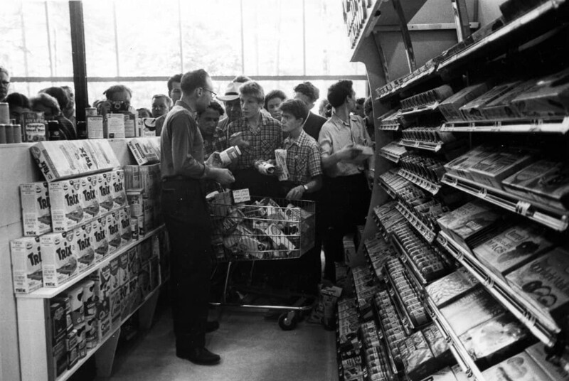 Американская выставка в Сокольниках. Здесь советским гражданам показывают работу супермаркета. 1959 год