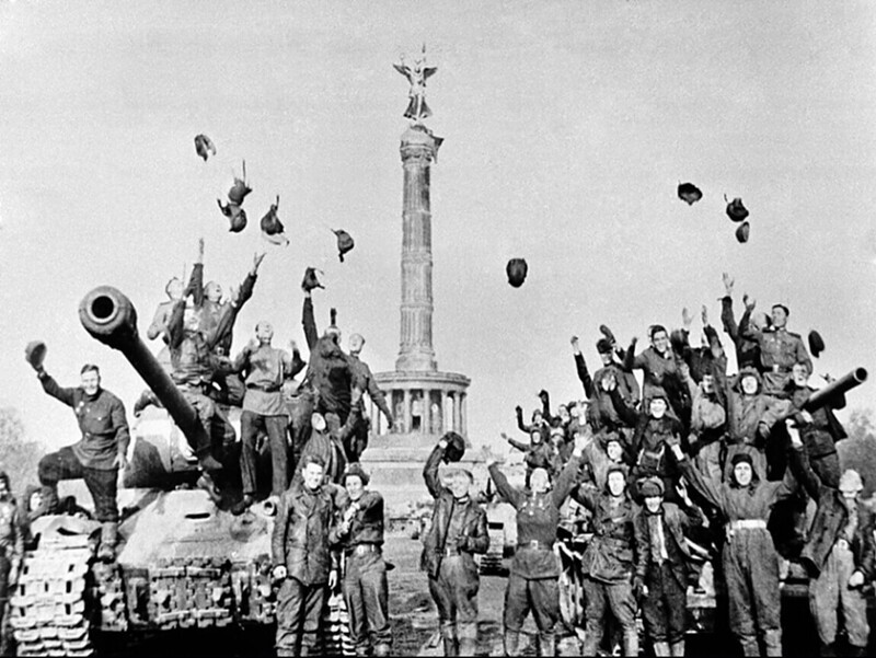 Советские танкисты на ИС-2 и Т-34 радуются Победе. Берлин, май 1945 год