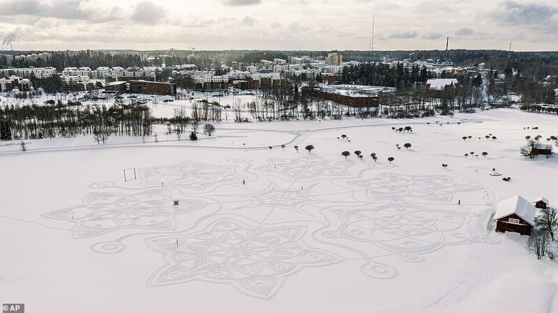 Финский художник создал огромный снежный узор с помощью снегоступов