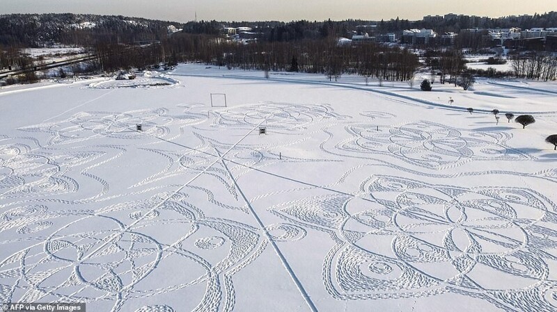 Финский художник создал огромный снежный узор с помощью снегоступов