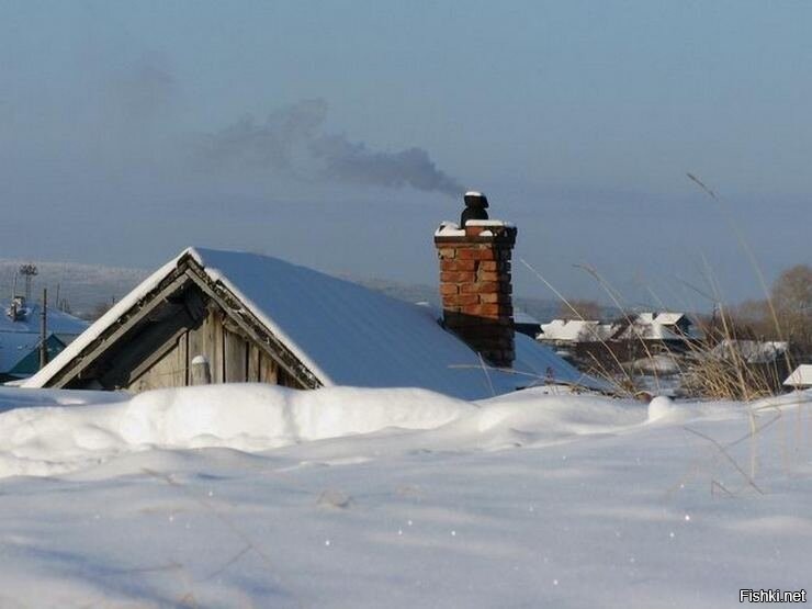 Село занесенное снегом оттаивает по немногу. Снег по крышу. Сугробы по крыши. Домик занесло снегом. Снег на крыше деревня.