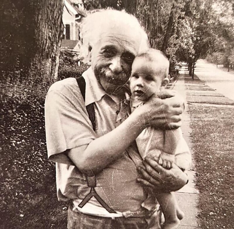 Альберт Эйнштейн с маленьким соседом, 1951 год