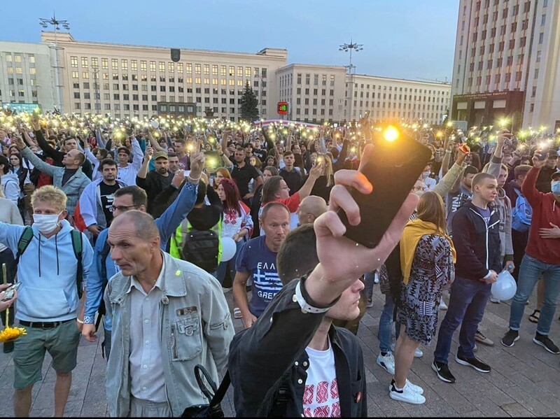 Минск, август, Лукашенко уходи и фонарики. Казалась уже что-то новое придумали революционеры, а оказалось вновь по методичке работают.