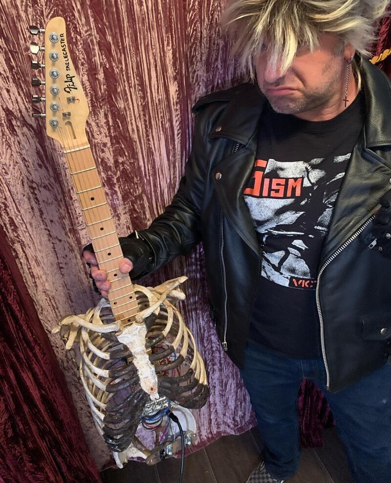 Блэк-металлист сделал гитару из скелета своего дяди