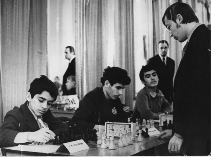 Сеанс одновременной игры Анатолия Карпова. Изюминка в том, что крайний слева — Гарри Каспаров, которому в то время (1975 год) было всего 12 лет