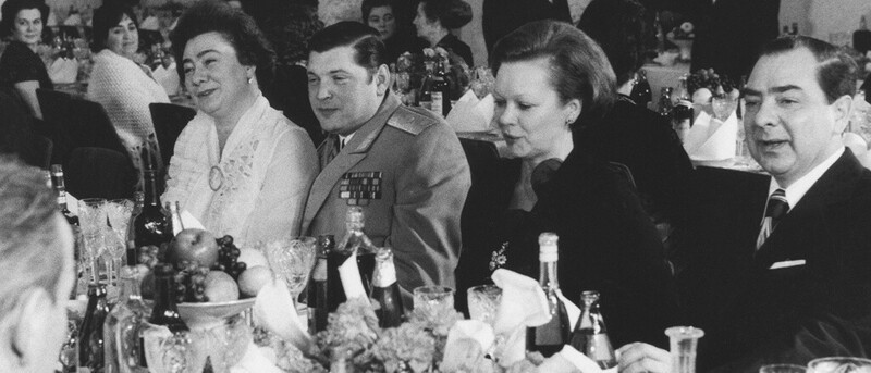 Родственники Леонида Ильича- дочь Галина Брежнева с мужем Юрием Чурбановым и сын Юрий Брежнев справа с женой Людмилой.