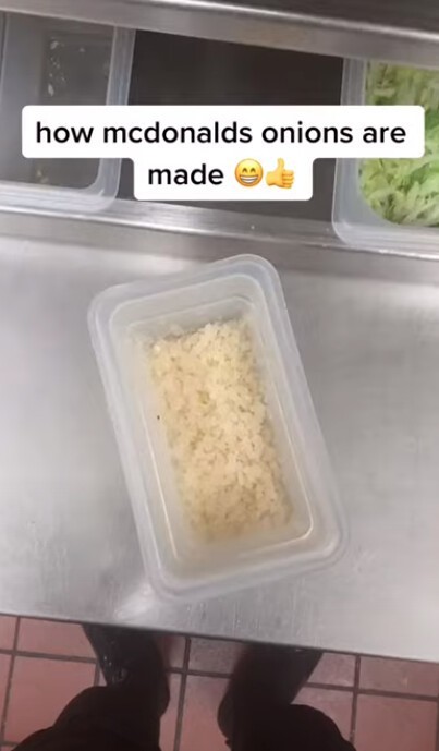 Сотрудник "Макдональдса" показал, как готовится лук для знаменитых бургеров из фастфуда
