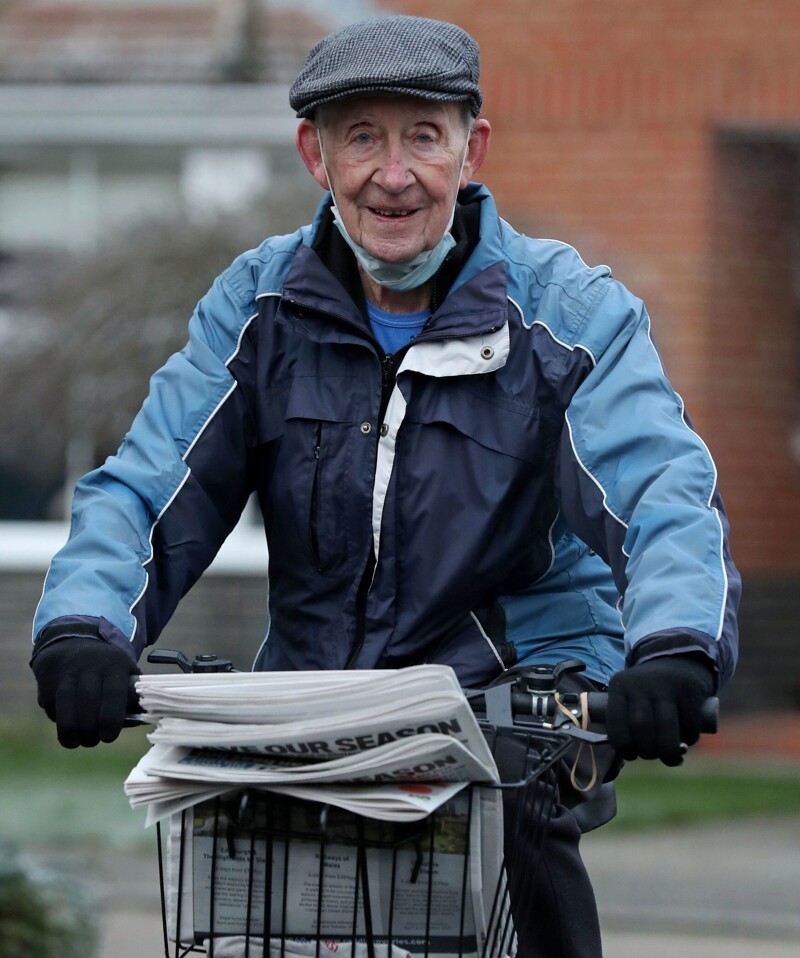 Добрые новости: 80-летнему почтальону подарили велосипед, чтобы он мог продолжать работать