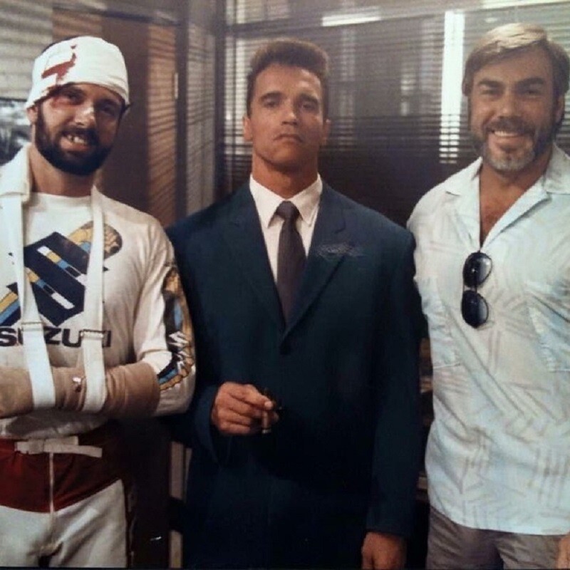Арнольд Шварценеггер, Свен-Оле Торсен и Майкл Марковина на съёмочной площадке фильма «Красная жара», 1988 год
