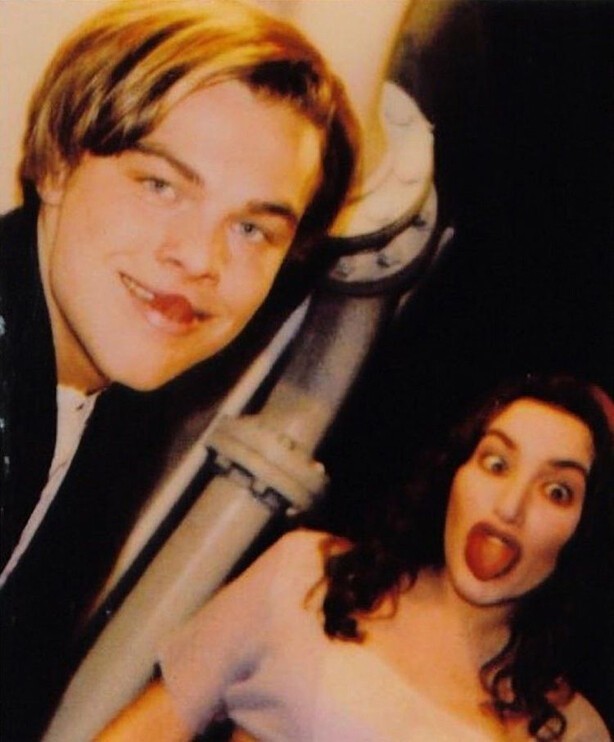 Леонардо Ди Каприо и Кейт Уинслет дурачаться во время съемок фильма «Титаник»