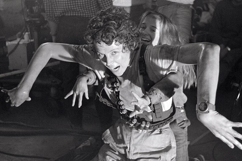 Сигурни Уивер и дублёрша Луиз Хед дурачатся на съёмках фильма «Чужие», 1986 год