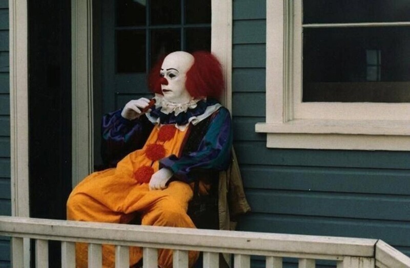 Тим Карри в образе клоуна Пеннивайза на съемках фильма «Оно», 1990 год