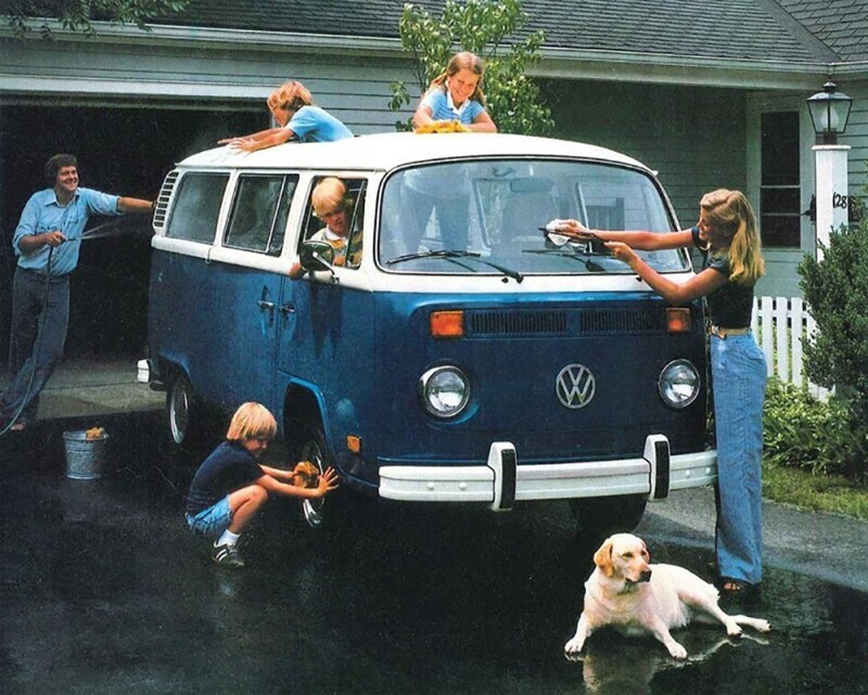 Семья моет автобус VW. 1978 год.