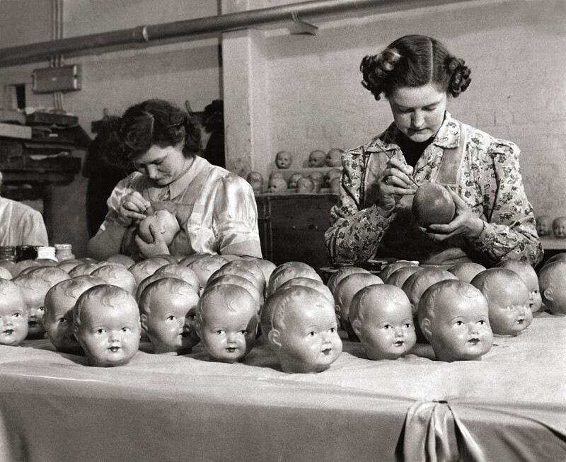 Куклам создают лица. 1950 год