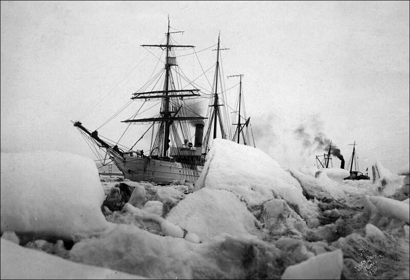 Корабли «Bear» и «S.S. Corwin» пробираются сквозь льды Аляски. 1900 год
