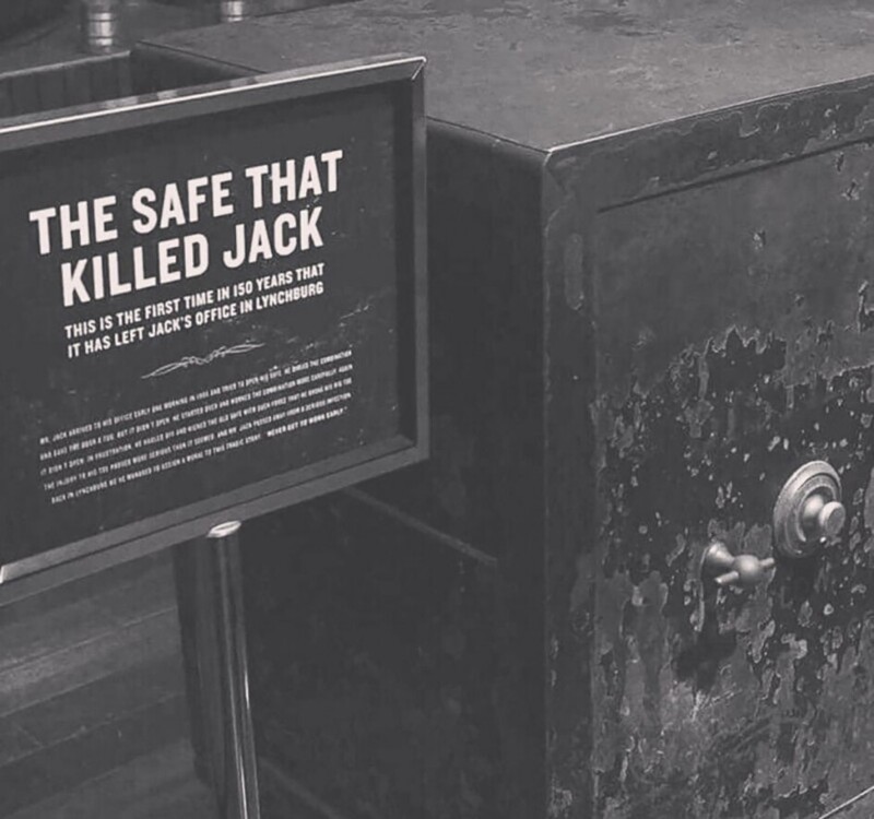 Ha заводе, где изготавливается знаменитый виски Jack Daniel’s, есть необычный экспонат — “Сейф, убивший Джека”.