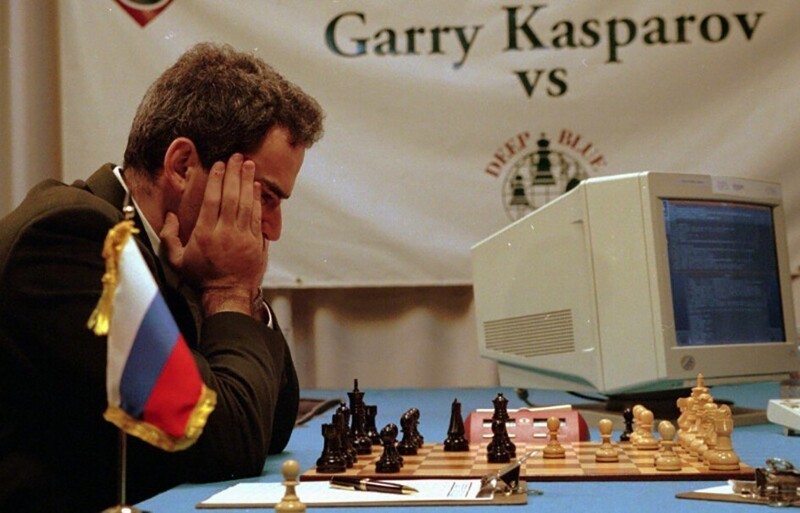 Чемпион мира по шахматам Гарри Каспаров во время первого матча из шести партий против суперкомпьютера IBM Deep Blue, Пенсильванский конференц-центр, Филадельфия, 10-17 февраля 1996 года.