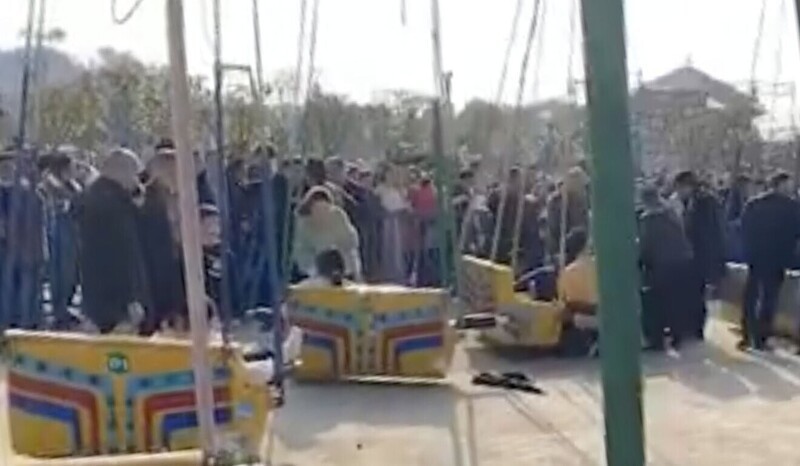 Во время работы в китайском парке развлечений рухнул аттракцион - момент падения попал на видео