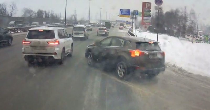 Выехал и встал: ДТП с кроссовером Киевском шоссе