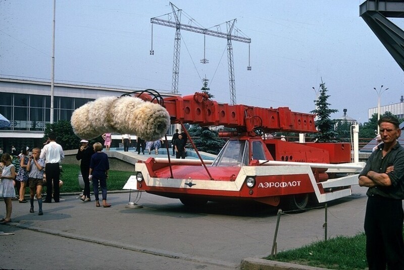 Машина для мойки внешних поверхностей самолетов на ВДНХ, 1969 год