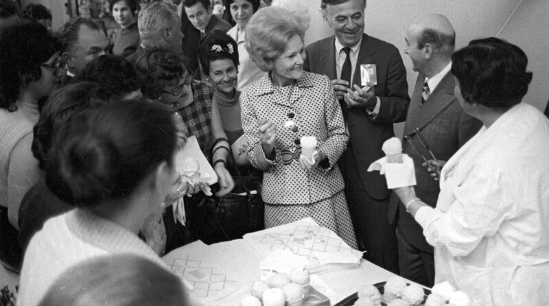  Супруга президента США Патриция Никсон пробует мороженое во время пребывания в СССР, 1972 год