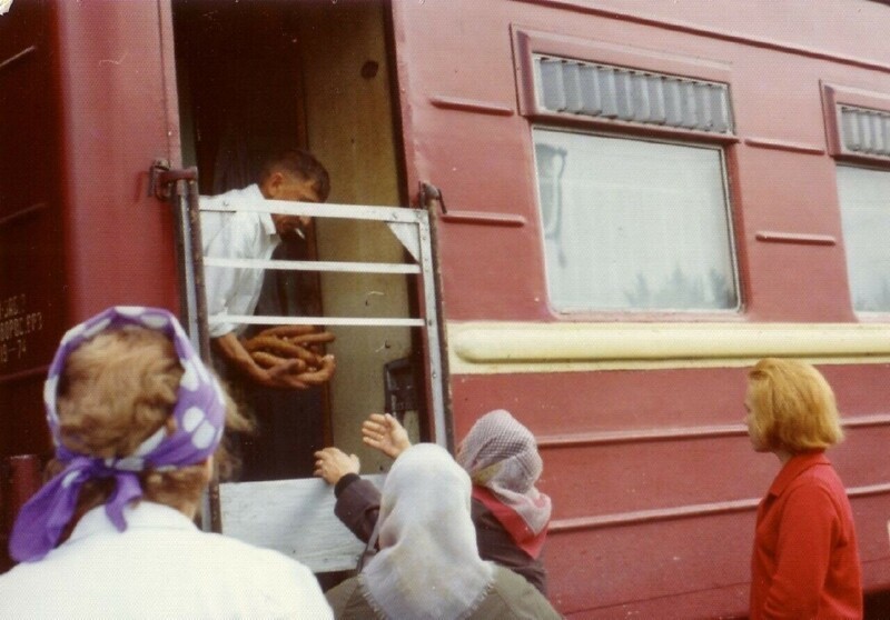 Торговля «налево» колбасой из вагона–ресторана, 1975 год, СССР