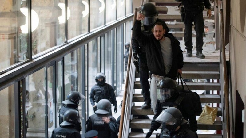 В Испании начались беспорядки из-за ареста оскорбившего короля рэпера-коммуниста