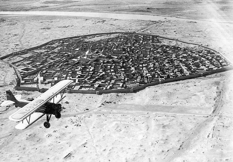 Самолёт пролетает над городом Самарра, Ирак. 30-е годы