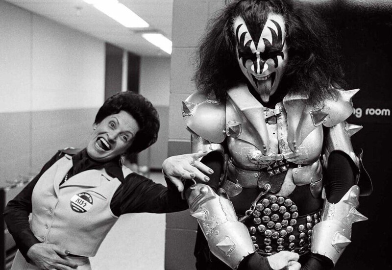 Джин Симмонс за кулисами концерта группы Kiss со своей мамой, 1977 год
