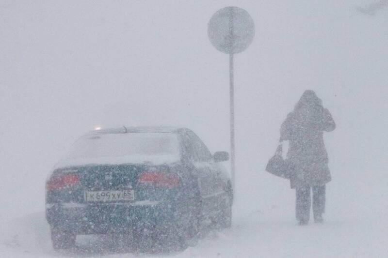 "Главное, провода макушкой не задеть": жители Сахалина - о снежных завалах