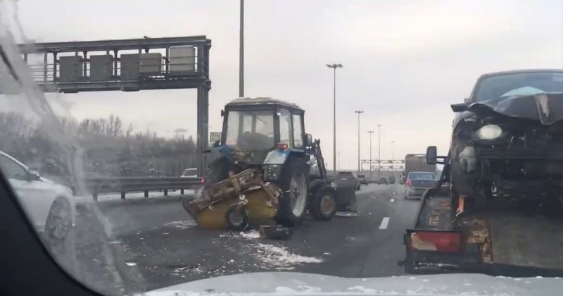 «ГАЗель», трактор и фура: авария на питерской КАД