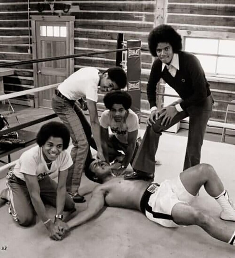 Мухаммед Али и братья Джексоны, 1977 год