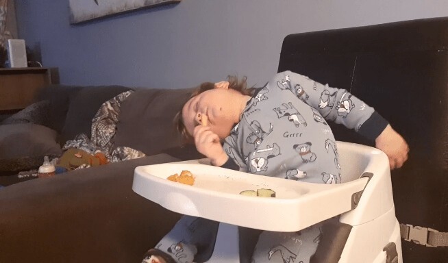 Мой годовалый сын уснул во время еды