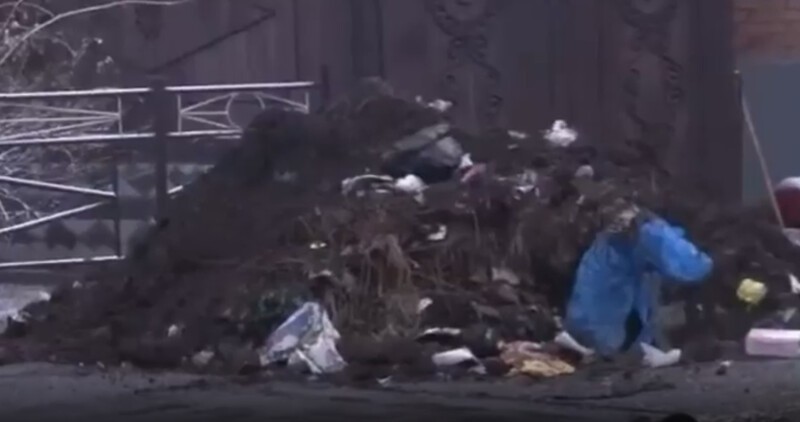 Чеченца наказали за свалку в лесу, вывалив мусор у его ворот