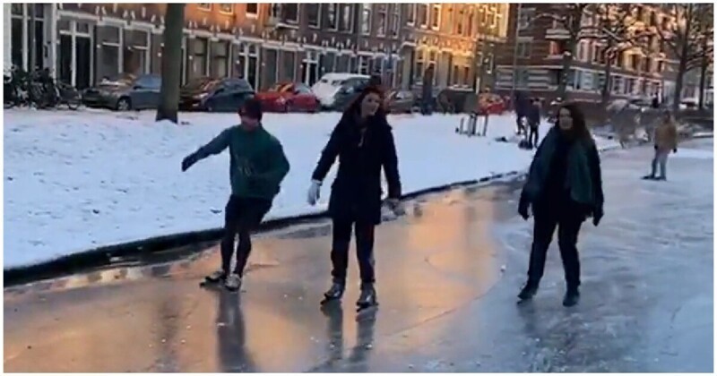 Когда будет лед по телевизору. Дети провалились в каток. В Голландии катаются на коньках по замерзшей реке. Мальчик на замерзшем канале Амстердам.