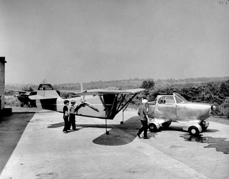 Airphibian  FA-2, переоборудованный из автомобиля в самолет. Автомобиль задним ходом задвинули в фюзеляж, а винт закрепили на носу. 1948 г.