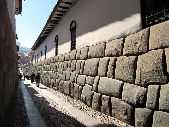 20. Стена с двенадцатиугольным камнем в Перу выглядит так же, как сотни лет назад