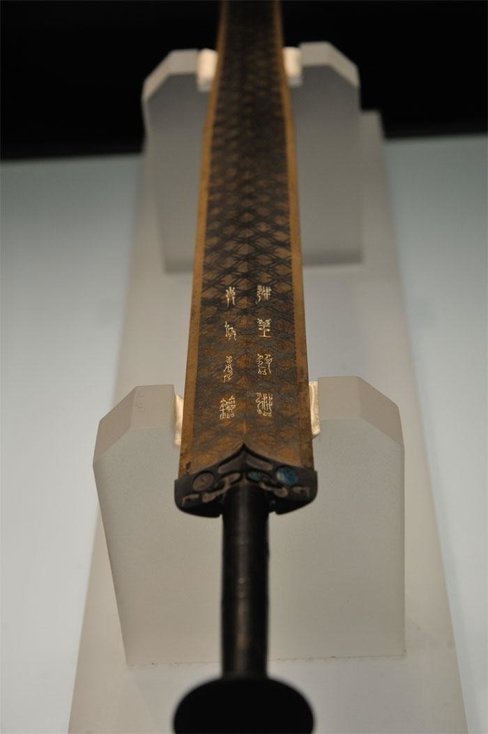 18. 2500-летний меч, который принадлежал Гоуцзяню, правителю древнего царства Юэ