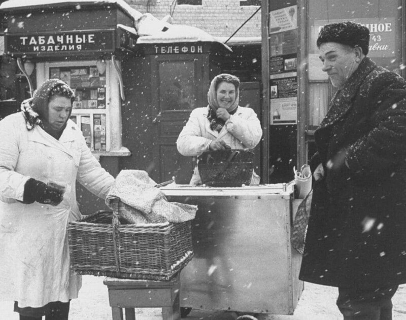 Уличные торговцы зимой, продающие горячие пирожки с повидлом и мороженое. Москва, 1959 год