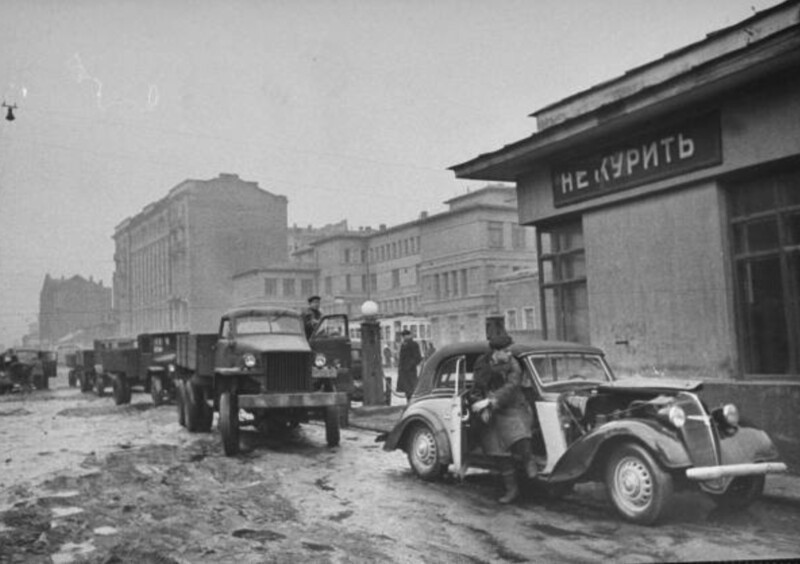 "Студебеккер на автозаправке". Москва, 1947 год