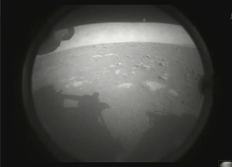 Американский ровер успешно приземлился на Марсе и прислал первые снимки