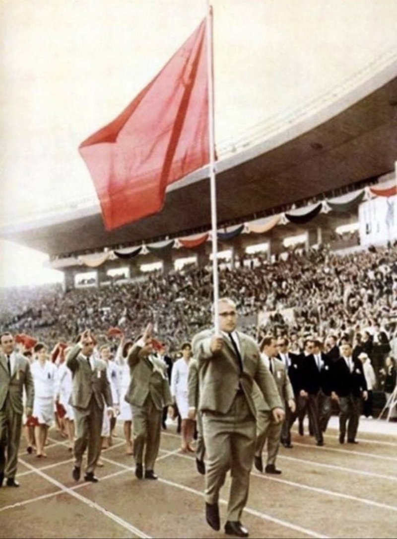 Будучи знаменосцем команды Советского Союза на летних Олимпийских играх нес флаг весом 2,5-3 кг 20 минут на вытянутой руке