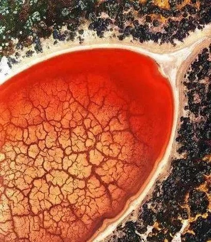 Красное содовое озеро
