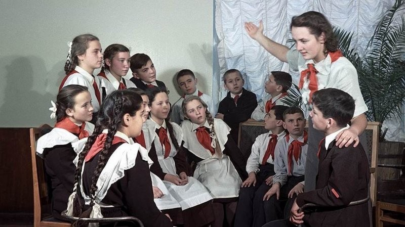 Пионервожатая рассказывает детям о Ленине, 1951 год.