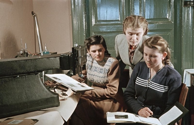 Занятия в кабинете физики Ужгородского университета, 1952 год.