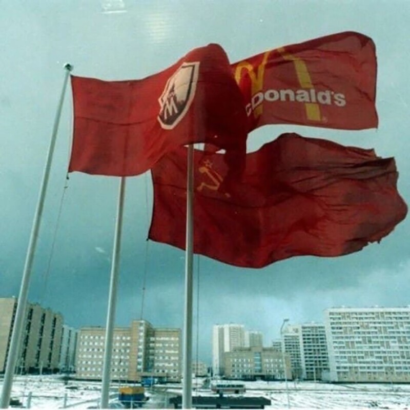 Капитализм приходит в Советский Союз: Флаги Москвы, СССР и Макдональдса на окраине города, 1989 год