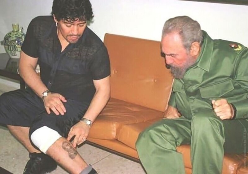 Диего Марадона с Фиделем Кастро показывает татуировку с изображением кубинского революционера, 2001 год