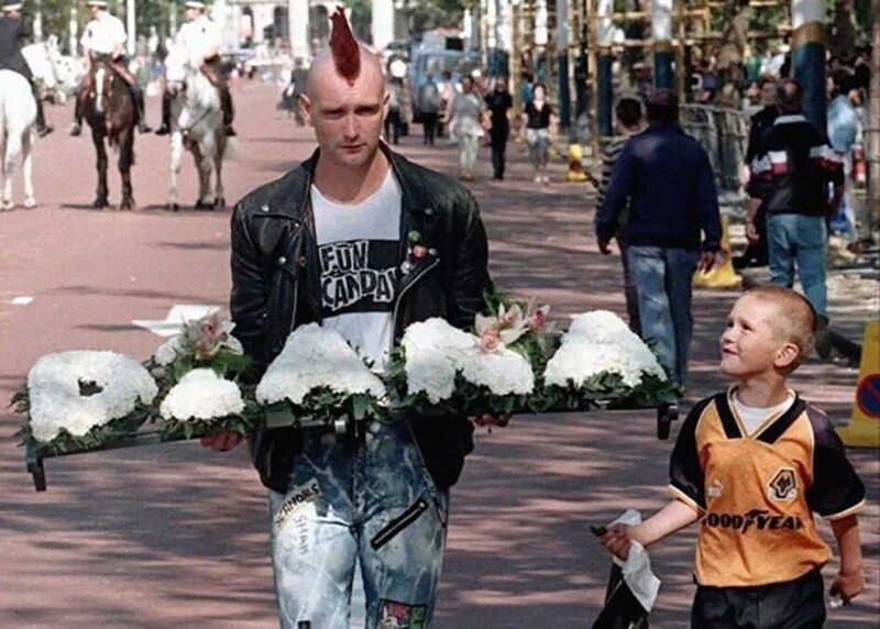 Панк несет венок в знак скорби о гибели принцессы Дианы, 1997 год